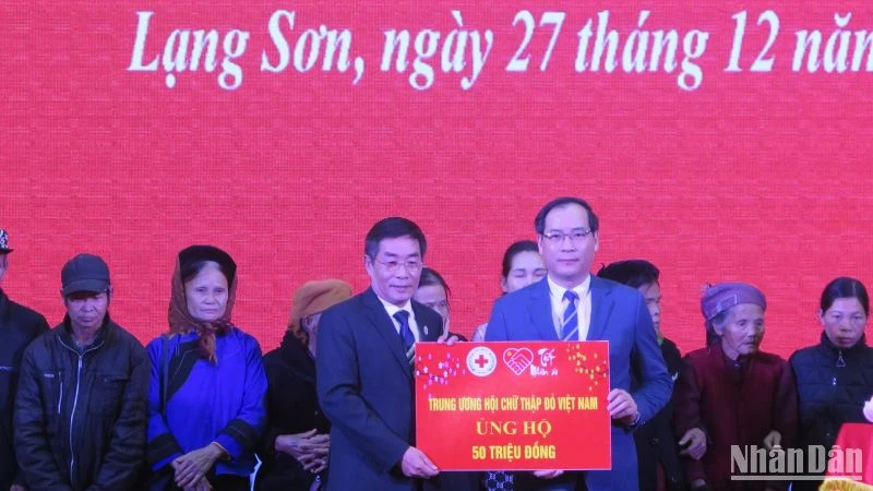 Đại diện lãnh đạo UBND tỉnh Lạng Sơn tiếp nhận sự ủng hộ của các đơn vị, doanh nghiệp, nhà hảo tâm, trao và tặng quà ủng hộ vào Quỹ nhân đạo của tỉnh.