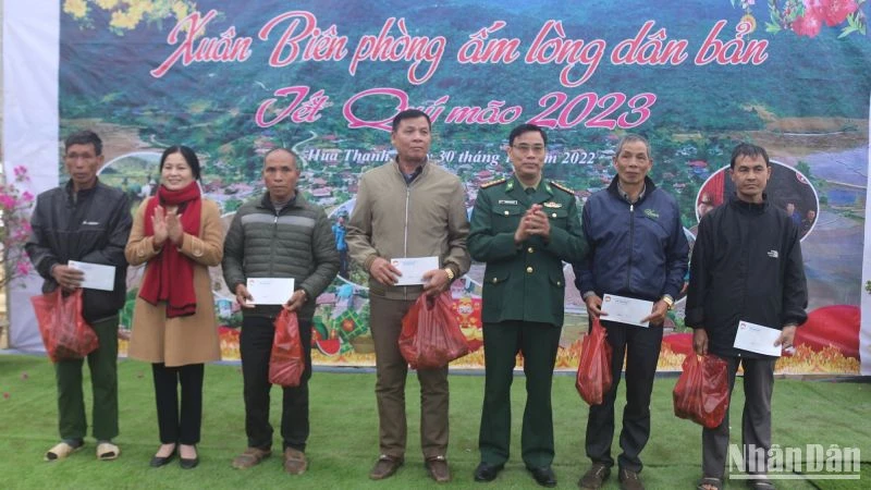 Đại tá Nguyễn Thanh Dịu, Chính ủy Bộ chỉ huy Bộ đội Biên phòng tỉnh Điện Biên tặng quà các gia đình tiêu biểu thuộc hai xã biên giới Hua Thanh và Mường Pồn.