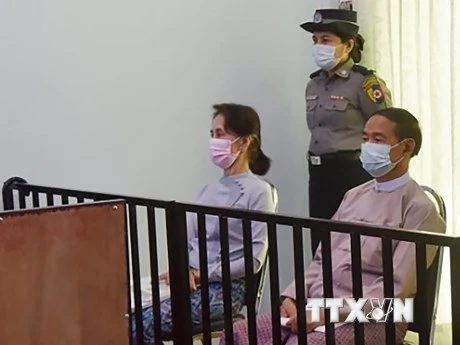 Bà Aung San Suu Kyi (trái) tại phiên toà ở Yangon, Myanmar ngày 17/7/2019. (Ảnh: AFP/TTXVN)