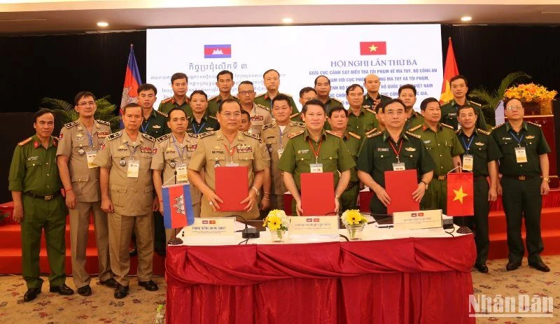 Đại diện các bên thực hiện ký kết về công tác phối hợp điều tra tội phạm về ma túy giữa Việt Nam-Campuchia.
