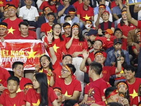 Cổ động viên Việt Nam trên khán đài trong trận đấu ra quân giữa đội tuyển Việt Nam và đội tuyển Lào ở bảng B AFF Cup 2022. (Ảnh: Phạm Kiên/TTXVN)