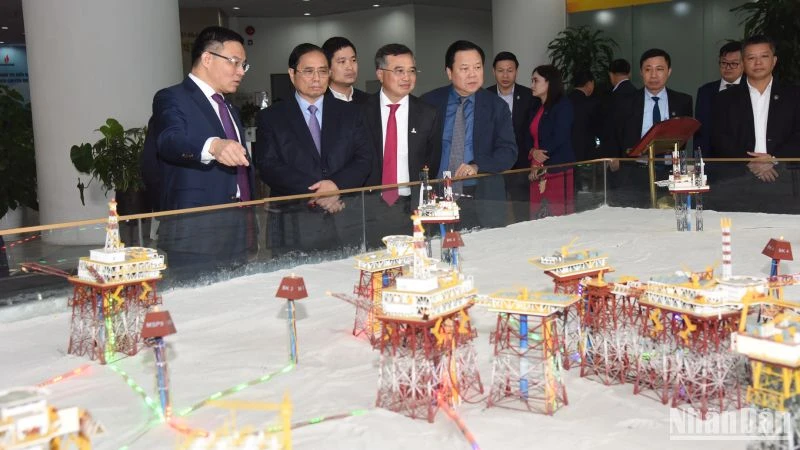 Thủ tướng Phạm Minh Chính tham quan các mô hình về hoạt động khai thác dầu khí. (Ảnh: Trần Hải)