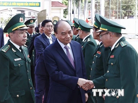 Chủ tịch nước Nguyễn Xuân Phúc thăm, chúc Tết cán bộ, chiến sĩ Bộ đội Biên phòng tỉnh Đắk Lắk. (Ảnh: TTXVN)