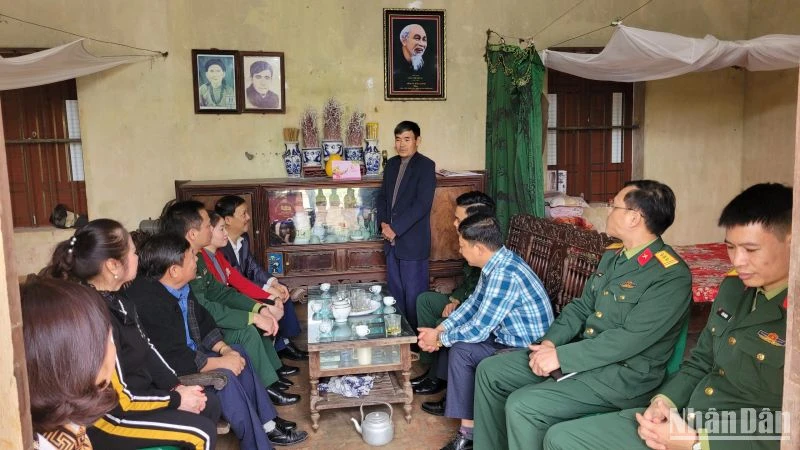Đại diện lãnh đạo, chỉ huy Sư đoàn 325 (Quân đoàn 2) thăm hỏi, tặng quà gia đình chính sách ở tổ dân phố Minh Lập, thị trấn Chũ, huyện Lục Ngạn, tỉnh Bắc Giang.