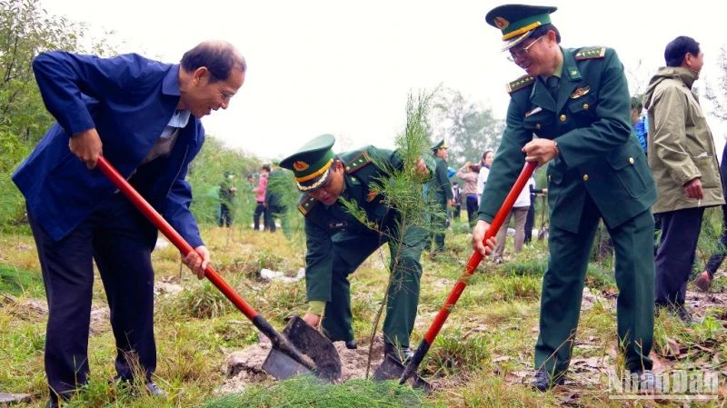Cán bộ, chiến sĩ Bộ đội Biên phòng và đoàn viên thanh niên tiến hành trồng cây tại bờ biển xã Vinh Thanh, huyện Phú Vang.