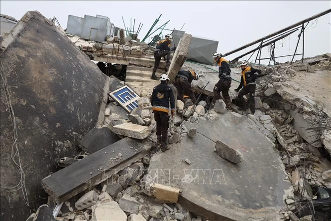 Lực lượng cứu hộ tìm kiếm các nạn nhân dưới đống đổ nát của những tòa nhà bị sập, sau trận động đất tại Diyarbakir, Đông Nam Thổ Nhĩ Kỳ, ngày 6/2. (Ảnh: AFP/TTXVN)