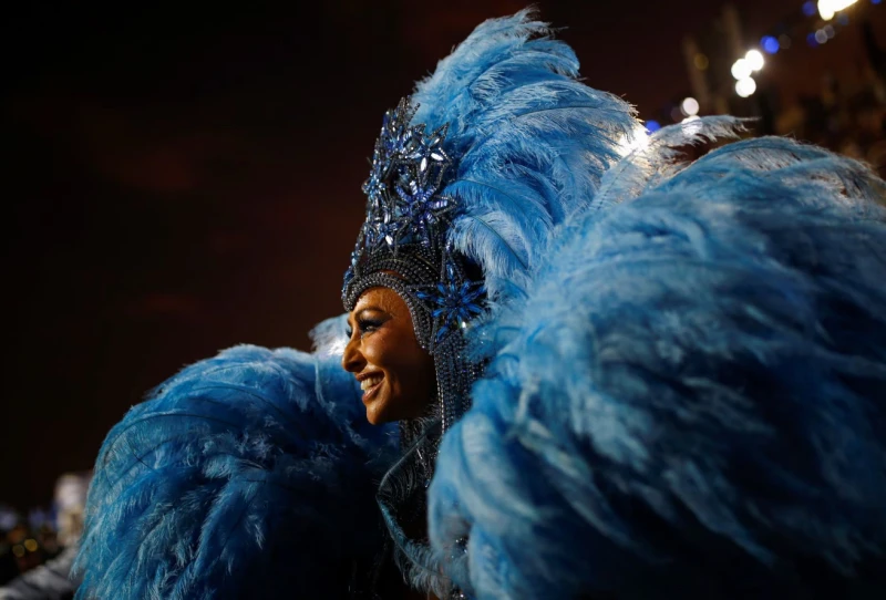 Nữ hoàng trống Sabrina Sato đến từ trường samba Unidos de Vila Isabel biểu diễn trong cuộc diễu hành của Carnival tại Sambadrome ở Rio de Janeiro, Brazil, ngày 24/4/2022. (Ảnh: REUTERS)