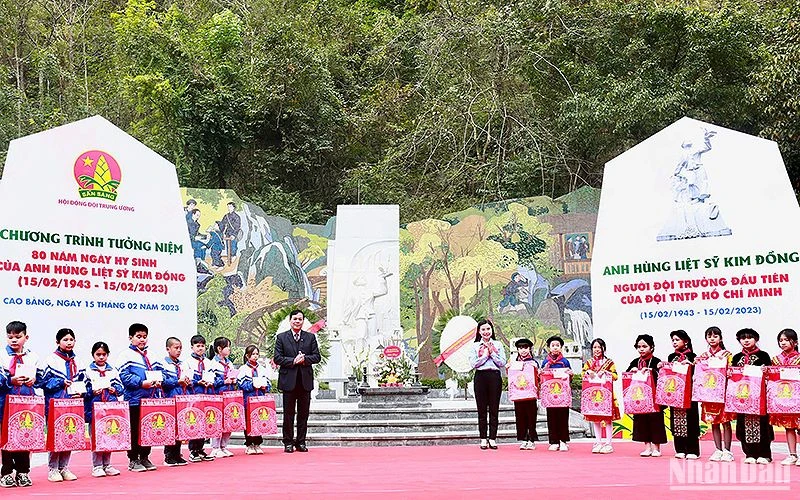 Các đồng chí đại diện Trung ương Đoàn, Hội đồng Đội Trung ương và Tỉnh ủy Cao Bằng trao quà tặng đội viên, thiếu nhi tiêu biểu của địa phương.