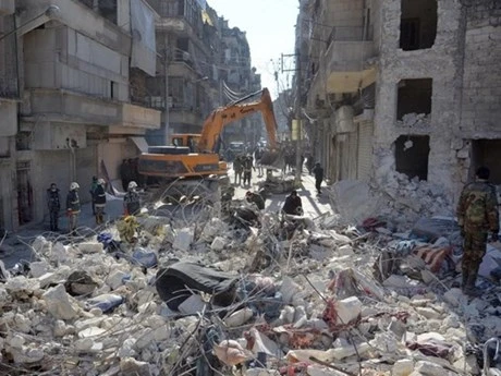 Nhân viên cứu hộ tìm kiếm nạn nhân bị mắc kẹt trong những ngôi nhà bị sập sau trận động đất tại Karm al-Jabal, bắc Syria, ngày 8/2 vừa qua. (Ảnh: THX/TTXVN)