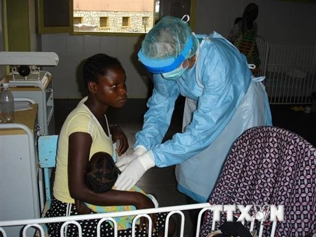 Bệnh nhân nhiễm virus Marburg được điều trị tại bệnh viện ở tỉnh Uige, Angola. (Ảnh: AFP/TTXVN)
