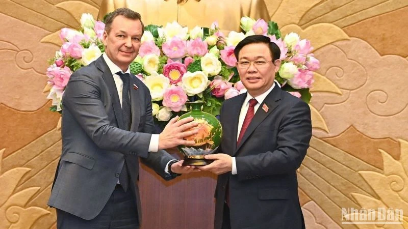 Chủ tịch Quốc hội Vương Đình Huệ trao tặng quà lưu niệm cho Phó Chủ tịch thứ nhất Hội đồng Liên bang Nga Andrey Yastkin. (Ảnh: DUY LINH)