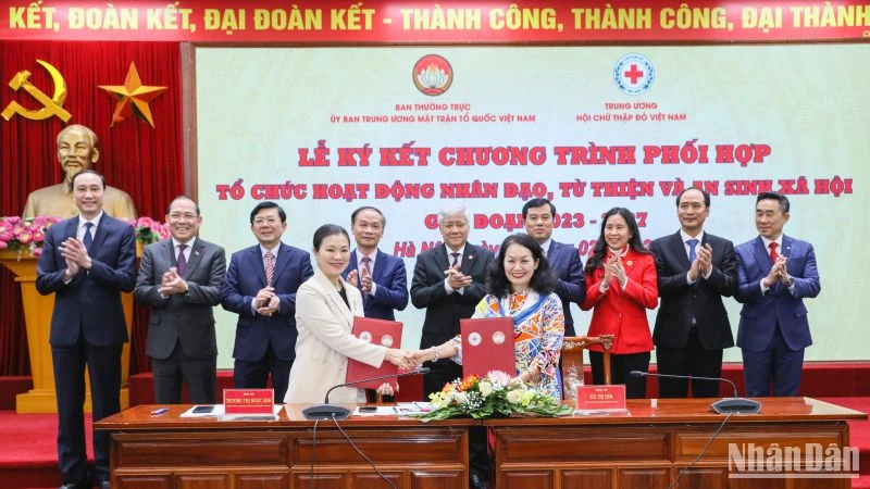 Lễ ký kết chương trình phối hợp giữa Ban Thường trực Ủy ban Trung ương Mặt trận Tổ quốc Việt Nam và Trung ương Hội Chữ thập đỏ Việt Nam.