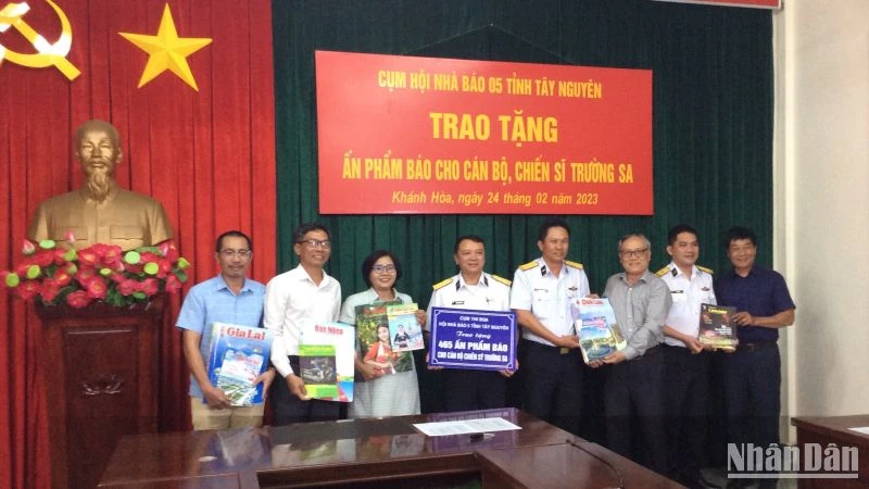 Lãnh đạo Hội Nhà báo 5 tỉnh Tây Nguyên tặng ấn phẩm báo chí cho Bộ Tư lệnh Vùng 4, Hải Quân.