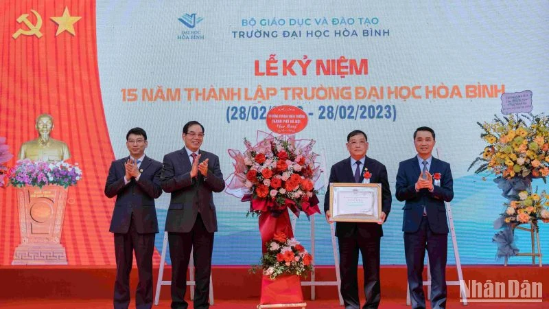 Lãnh đạo Trường đại học Hòa Bình đón nhận Bằng khen của Chủ tịch UBND Thành phố Hà Nội.