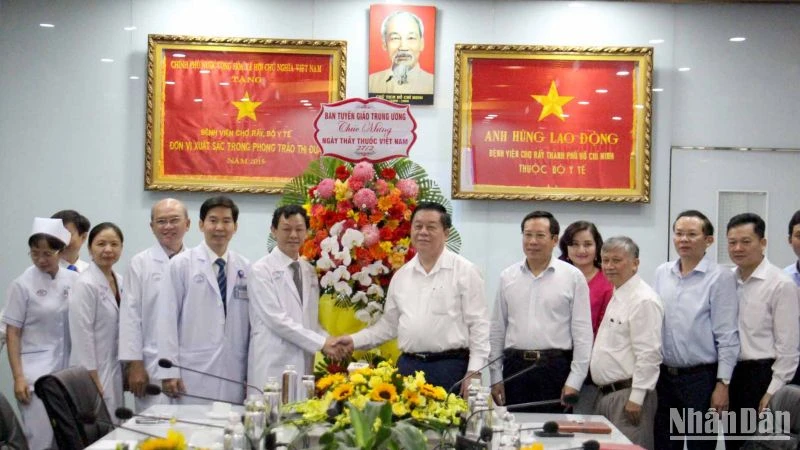 Đồng chí Nguyễn Trọng Nghĩa, Bí thư Trung ương Đảng, Trưởng Ban Tuyên giáo Trung ương biểu dương những nỗ lực của các cán bộ, y, bác sĩ tại Bệnh viện Chợ Rẫy.
