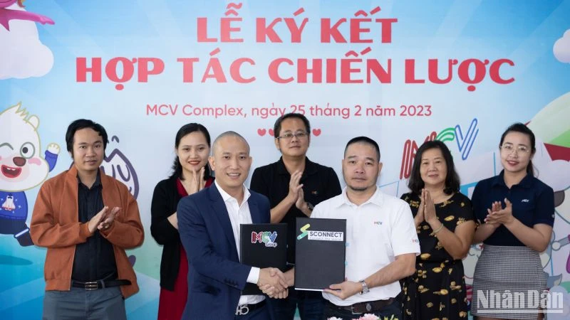 Ông Tạ Mạnh Hoàng, Nhà sáng lập, Tổng giám đốc Sconnect (bên trái) và ông Phạm Từ Liêm, Chủ tịch MCM Group (bên phải) ký kết hợp tác chiến lược. 