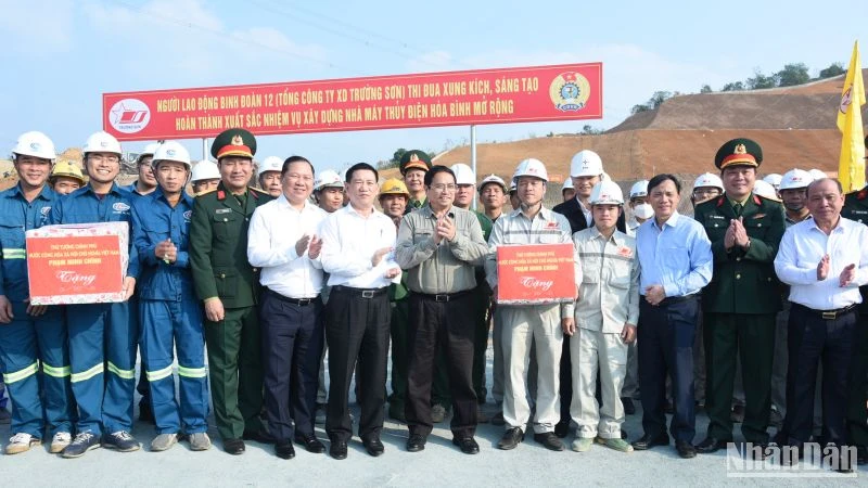 Thủ tướng Phạm Minh Chính tặng quà động viên các đơn vị tham gia thi công Nhà máy Thuỷ điện Hoà Bình mở rộng.