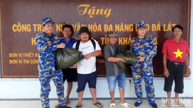 Cán bộ, chiến sĩ trên đảo Đá Lát, huyện đảo Trường Sa (Khánh Hòa) hỗ trợ lương thực, thực phẩm cho ngư dân.