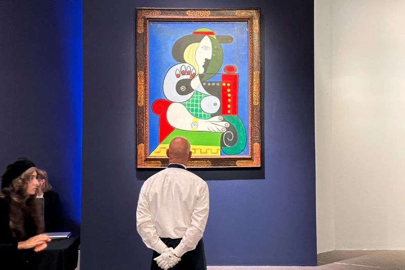 Bức tranh "Femme à la montre" năm 1932 của Pablo Picasso được trưng bày tại cuộc đấu giá của Sotheby's, ở Thành phố New York, Mỹ, ngày 8/11. (Ảnh: REUTERS)
