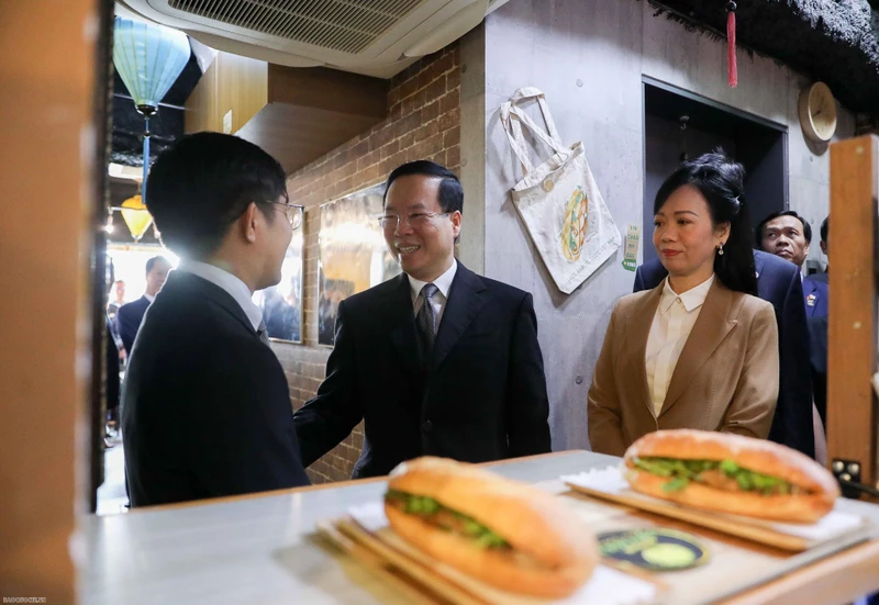 Chủ tịch nước Võ Văn Thưởng và Phu nhân thăm nhà hàng "Bánh mì Xin chào" tại Tokyo do hai cựu lưu học sinh Việt Nam thành lập. ̣(Ảnh: baoquocte.vn)