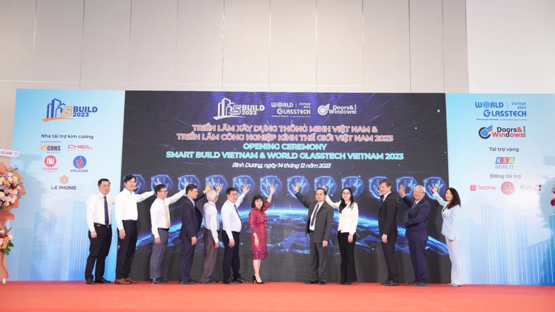 Các đại biểu thực hiện nghi thức khai mạc Triển lãm Xây dựng chuyên ngành Thông minh Việt Nam 2023.