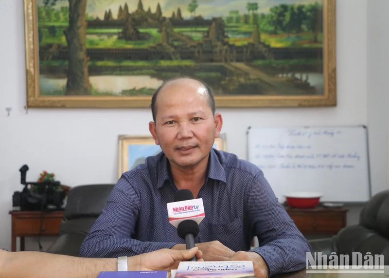 Nhà nghiên cứu Uch Leang thuộc Viện Quan hệ quốc tế Campuchia, Viện Hàn lâm Hoàng gia Campuchia.