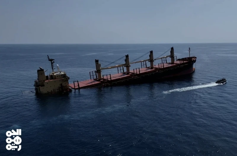 Tàu chở phân bón Rubymar chìm ngoài khơi Yemen, trên Biển Đỏ, sau khi trúng tên lửa của lực lượng Houthi, ngày 26/2/2024. Ảnh: AFP/TTXVN.