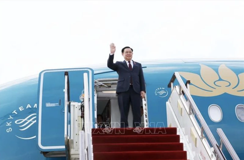 Chủ tịch Quốc hội Vương Đình Huệ đến Sân bay quốc tế Trường Thủy Côn Minh. (Ảnh: TTXVN)