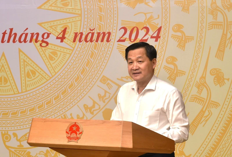 Phó Thủ tướng Lê Minh Khái phát biểu ý kiến tại cuộc họp.