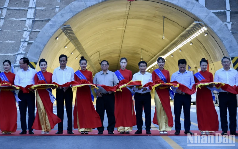 Thủ tướng Phạm Minh Chính và các đồng chí lãnh đạo thực hiện nghi thức cắt băng khánh thành 2 dự án đoạn tuyến cao tốc Cam Lâm-Vĩnh Hảo và Diễn Châu-Bãi Vọt.
