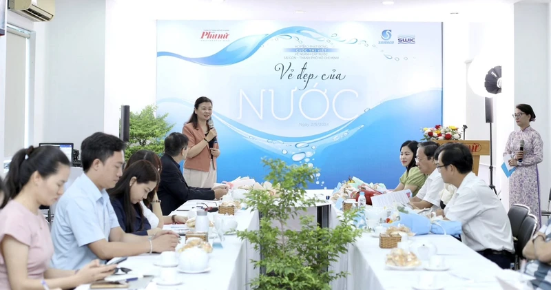 Ban tổ chức phổ biến thể lệ và phát động cuộc thi viết “Vẻ đẹp của nước”.