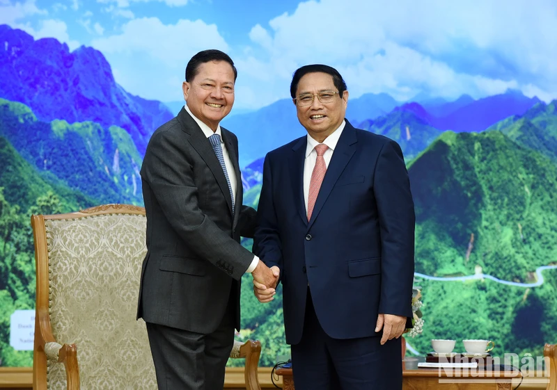Thủ tướng Phạm Minh Chính đón Phó Thủ tướng Chính phủ Hoàng gia Campuchia Neth Savoeun.
