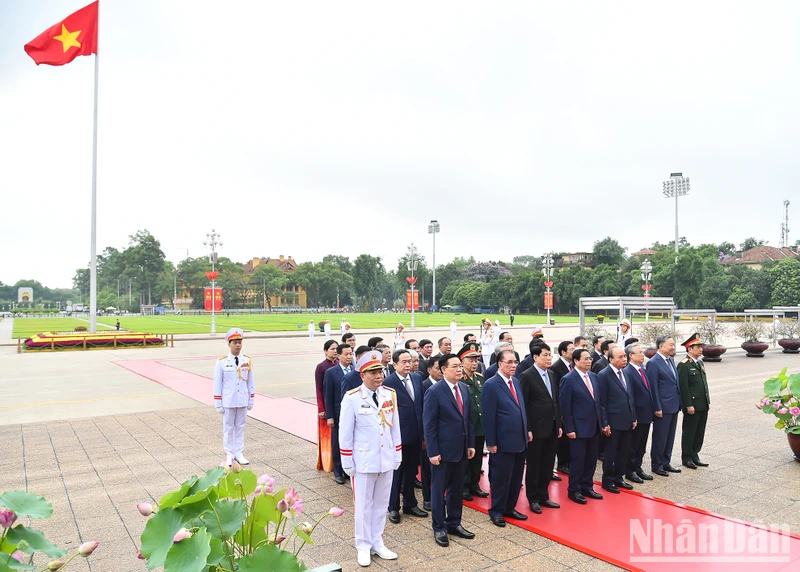 Các đồng chí lãnh đạo, nguyên lãnh đạo Đảng, Nhà nước thành kính tưởng nhớ công lao to lớn của Chủ tịch Hồ Chí Minh.