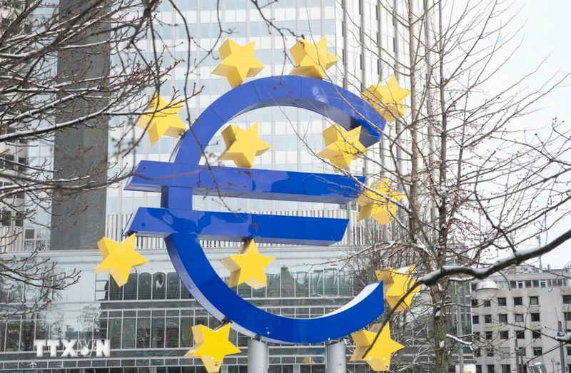 Biểu tượng đồng euro tại Frankfurt, Đức. Ảnh: THX/TTXVN.