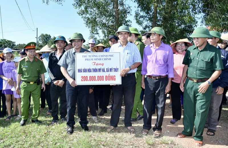 Thủ tướng Phạm Minh Chính tặng Nhà văn hoá thôn Mỹ Hà, xã Mỹ Thuỷ 200 triệu đồng.