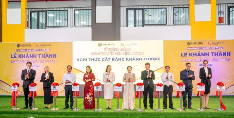 Các đại biểu cắt băng khánh thành trường INschool Bến Cát.