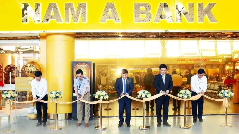 Đại diện Nam A Bank và khách mời cắt băng khai trương Nam A Bank Premier Lounge Đà Nẵng.