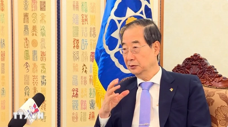 Thủ tướng Hàn Quốc Han Duck Soo trả lời phỏng vấn của TTXVN. (Ảnh: TTXVN)