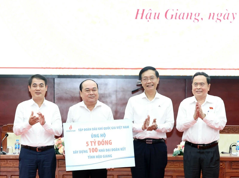 Chủ tịch Quốc hội Trần Thanh Mẫn chứng kiến đơn vị tài trợ trao ủng hộ xây dựng 100 căn nhà đại đoàn kết trên địa bàn tỉnh Hậu Giang.