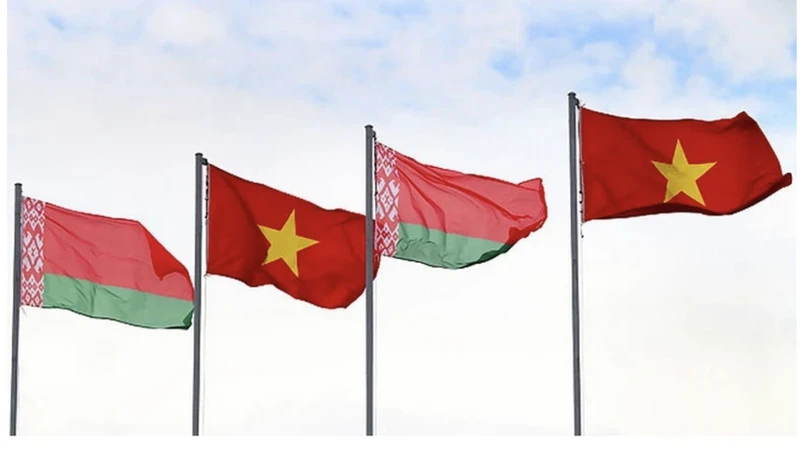 Quốc kỳ Việt Nam và Belarus.
