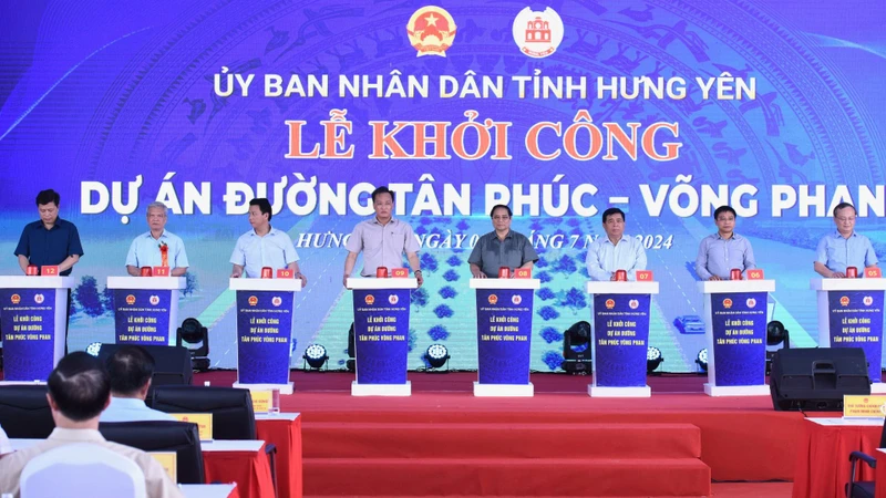 Thủ tướng Phạm Minh Chính và các đại biểu thực hiện nghi thức khởi công đường Tân Phúc-Võng Phan.