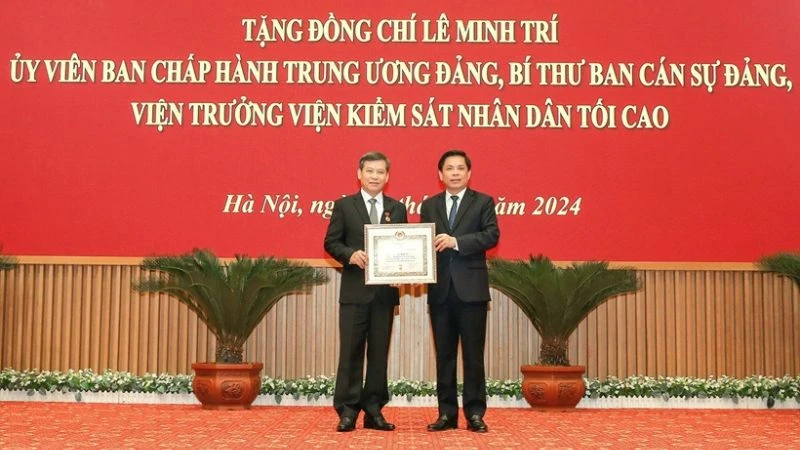 Đồng chí Nguyễn Văn Thể, Bí thư Đảng ủy Khối các Cơ quan Trung ương trao Huy hiệu 40 năm tuổi Đảng và tặng hoa chúc mừng đồng chí Lê Minh Trí, Viện trưởng Viện Kiểm sát nhân dân tối cao.