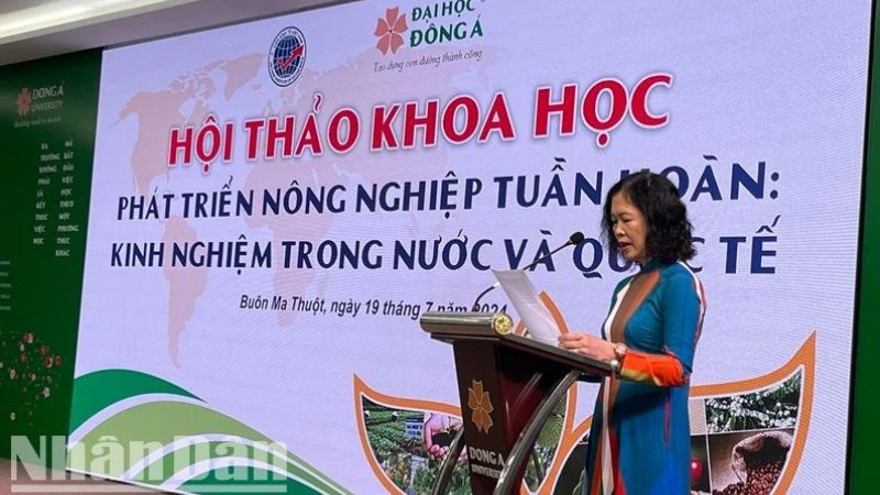 Phó Giáo sư, Tiến sĩ Trần Thị Lan Hương, Viện Hàn lâm khoa học xã hội Việt Nam báo cáo đề dẫn Hội thảo.