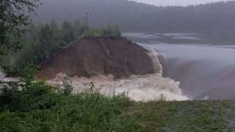 Vỡ đập tại Nga. (Nguồn: The Moscow Times/TTXVN)