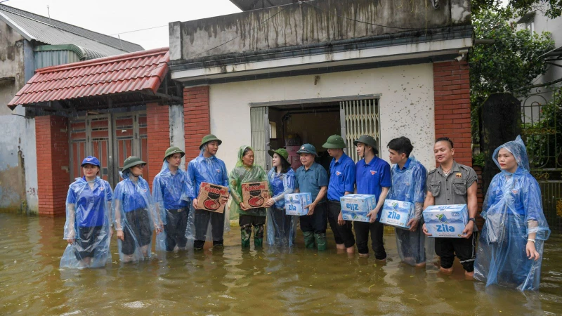 Đoàn trao quà trực tiếp cho người dân bị ảnh hưởng bởi mưa lũ tại huyện Chương Mỹ.