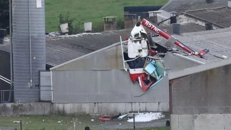 Hiện trường vụ trực thăng đâm vào tòa nhà tại hạt Westmeath, Ireland. (Ảnh: Getty Images/TTXVN)