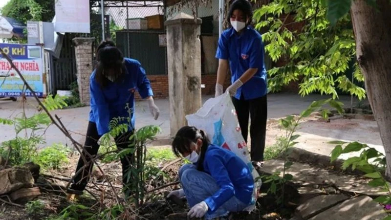 Đoàn viên, thanh niên tham gia dọn dẹp môi trường, phòng, chống dịch bệnh. 