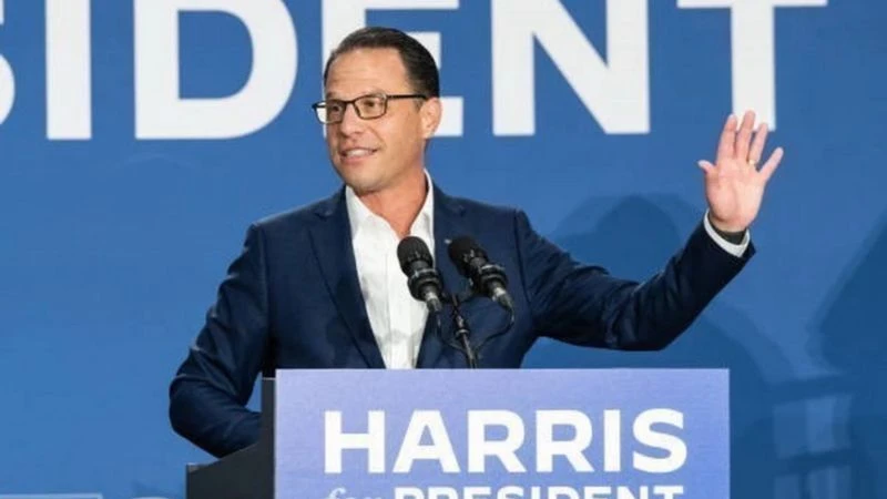 Ông Josh Shapiro, Thống đốc bang Pennsylvania, phát biểu tại cuộc mít-tinh ủng hộ bà Kamala Harris tranh cử Tổng thống Mỹ, ngày 29/7/2024. (Ảnh: Getty Images/TTXVN)