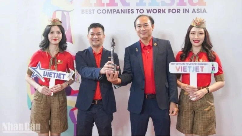 Phó Tổng giám đốc Vietjet Tô Việt Thắng (thứ 2 từ phải sang) đại diện Vietjet nhận giải thưởng Nơi làm việc tốt nhất châu Á 2024.