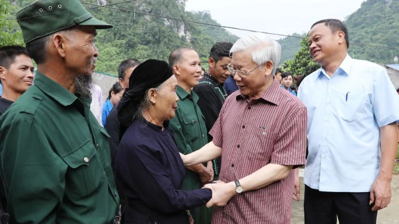 Tổng Bí thư Nguyễn Phú Trọng ân cần thăm hỏi nhân dân xã Sĩ Bình, huyện Bạch Thông, tỉnh Bắc Kạn. (Ảnh: TTXVN)